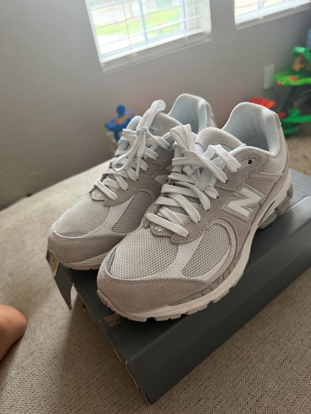 NEW BALANCE 2002R